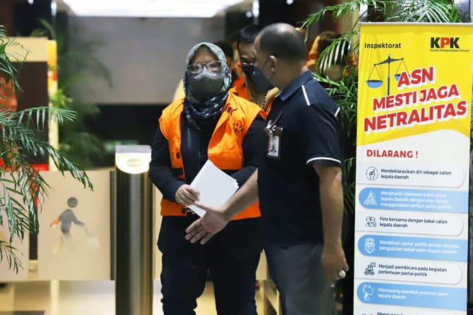 Bupati Bogor Ade Yasin saat memakai rompi tahanan KPK usai menjalani pemeriksaan di gedung KPK, Jakarta, Kamis dini hari (28/4/2022). KPK menetapkan Bupati Bogor Ade Yasin sebagai tersangka suap terkait pengurusan laporan keuangan Pemkab Bogor. KPK juga m - Image