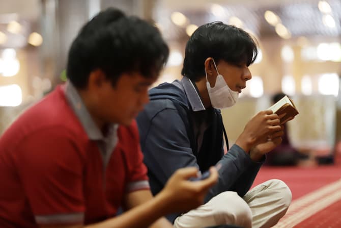 Umat Islam membaca Alquran saat mengisi waktu puasa Ramadan 1443 Hijriyah di Masjid Istiqlal, Jakarta, Senin (4/4/2022). Beragam kegiatan di masjid dilakukan umat Islam untuk meningkatkan ibadah selama bulan suci Ramadhan sambil menunggu waktu berbuka pu - Image