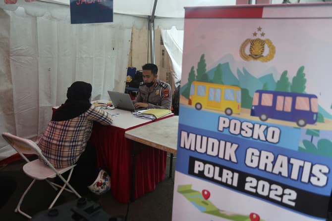 Warga dibantu petugas melakukan pendaftaran mudik gratis di Polda Metro Jaya, Jakarta, Jumat (22/4/2022). Polda Metro Jaya membuka layanan mudik gratis untuk masyarakat yang berdomisili di Jabodetabek hingga minggu 24 April dengan daerah tujuan Jawa Tenga - Image