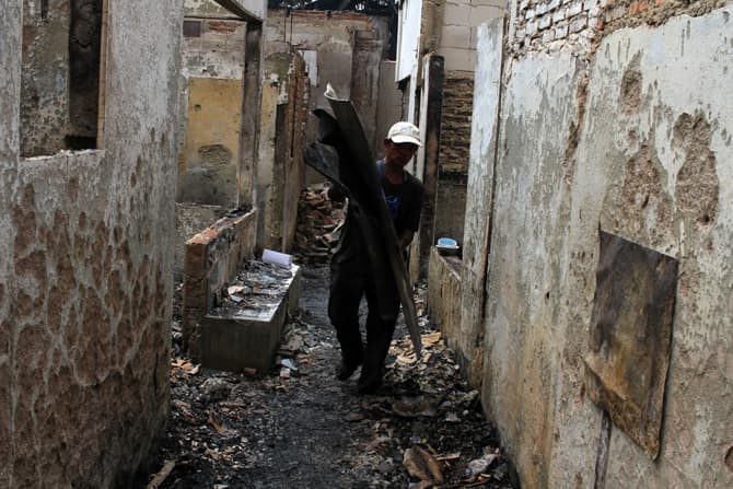 Puing-puing sisa kebakaran yang melanda kawasan Pasar Gembrong, Jakarta, Senin (25/4/2022). Kebakaran Pasar Gembrong pada Minggu malam melalap 400 rumah dan bangunan. Kebakaran ini merupakan kali ketiga di Pasar Gembrong. Sebelumnya, pada 2015 dan 2017, k - Image