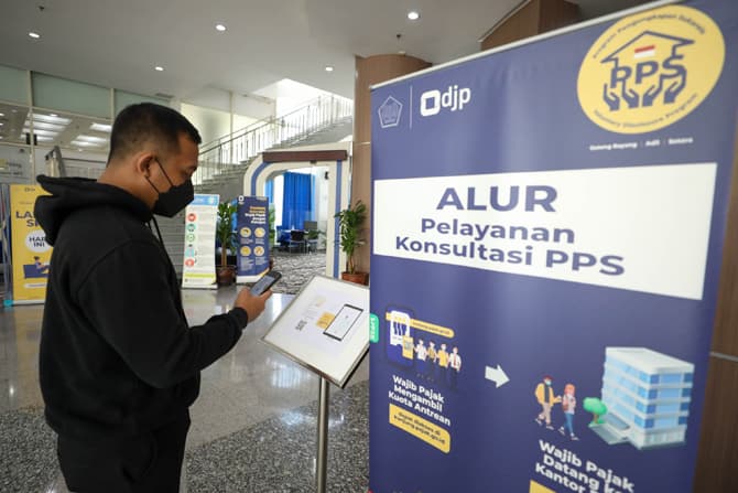 Wajib pajak mencari informasi mengenai program pengungkapan sukarela (PPS) di salah satu kantor pelayanan pajak pratama di Jakarta, Senin (18/4/2022). Pemerintah memperoleh pajak penghasilan atau PPh senilai Rp6,6 triliun setelah 106 hari pelaksanaan prog - Image