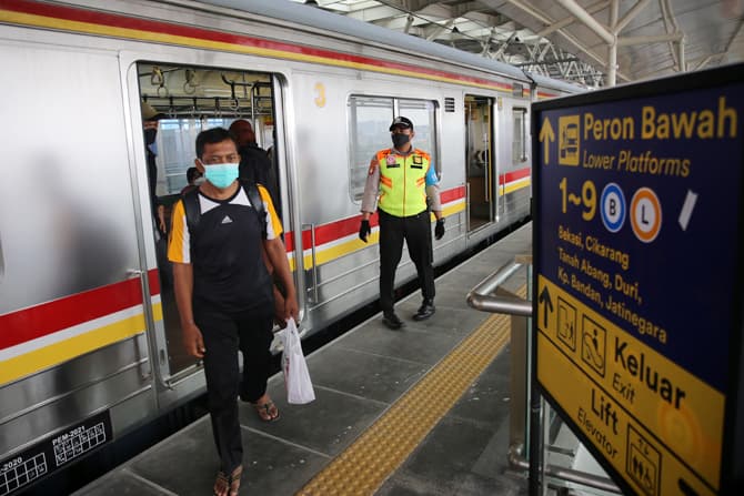 Penumpang KRL Commuter Line memadati stasiun saat transit di Stasiun Manggarai, Jakarta, Selasa (31/5/2022). Kepadatan penumpang di Stasiun Manggarai ini imbas dari perubahan rute dan pola operasi KRL Commuter Line Jabodetabek. Foto: Dery Ridwansah/ JawaP - Image
