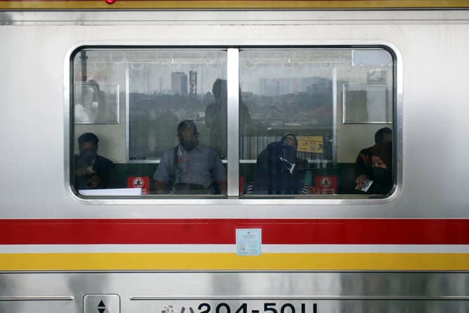 Penumpang KRL Commuter Line memadati stasiun saat transit di Stasiun Manggarai, Jakarta, Selasa (31/5/2022). Kepadatan penumpang di Stasiun Manggarai ini imbas dari perubahan rute dan pola operasi KRL Commuter Line Jabodetabek. Foto: Dery Ridwansah/ JawaP - Image