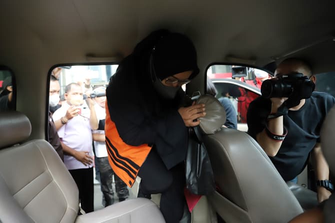 Tersangka Bupati Bogor nonaktif Ade Yasin usai menjalani pemeriksaan di Gedung Merah Putih KPK, Jakarta, Selasa (10/5/2022). Ade Yasin menjalani pemeriksaan perdana usai ditetapkan sebagai tersangka dalam kasus dugaan suap kepada anggota tim audit BPK Per - Image