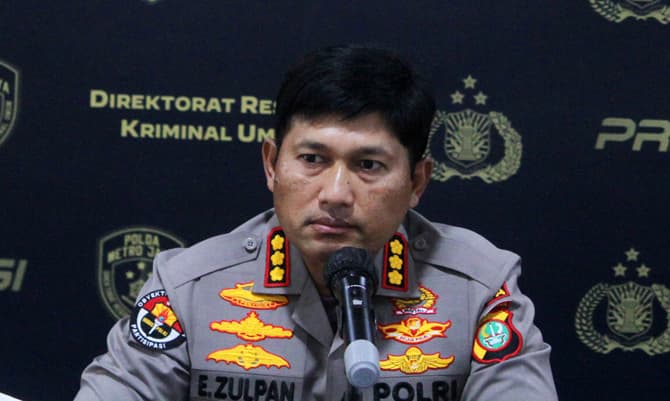 Kabid Humas Polda Metro Jaya, Kombes Pol Endra Zulpan menunjukkan barang bukti senjata tajam saat rilis pelaku pembegalan dengan air keras di Polda Metro Jaya, Jakarta, Jumat (24/6/2022). Subdit Resmob Ditreskrimum Polda Metro Jaya berhasil mengungkap ka - Image