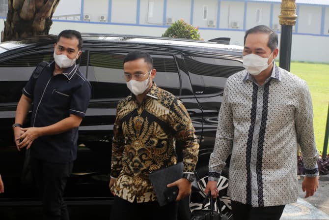 Mantan Menteri Perdagangan Muhammad Lutfi tiba untuk menjalani pemeriksaan di Gedung Bundar, Kejagung, Jakarta, Rabu (22/6/2022). Muhammad Lutfi menjalani pemeriksaan sebagai saksi terkait kasus fasilitas pemberian izin ekspor crude palm oil (CPO) dan tur - Image