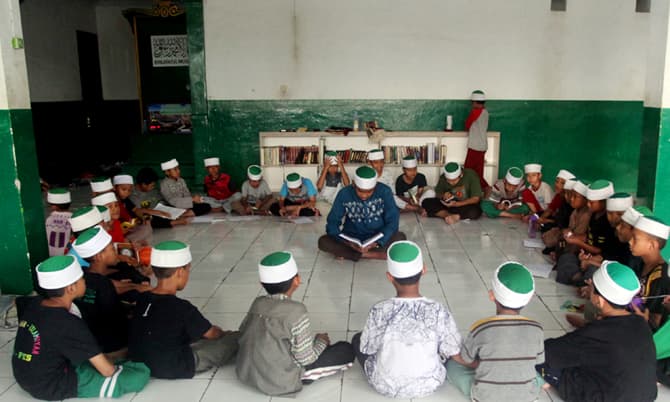 Sejumlah Santri melakukan aktivitas di Pondok Pesantren Ukhuwwah Islamiyyah Khilafatul Muslimin, Bekasi, Jawa Barat, Selasa (7/6/2022). 65 santri pria dan 49 santri putri yang mayoritas adalah anak anggota Khilafatul Muslimin tinggal di Pesantren ini. Pon - Image