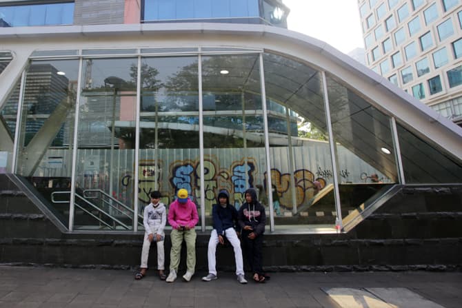 Sekelompok remaja asal Citayam berkumpul di kawasan Sudirman Jakarta dengan gaya berbusana yang nyentrik Kamis (7/7/2022). Para remaja berjuluk ABG Citayam dan Bojong Gede yang meramaikan kawasan tersebut berpakaian street style sangat unik dan nyentrik y - Image