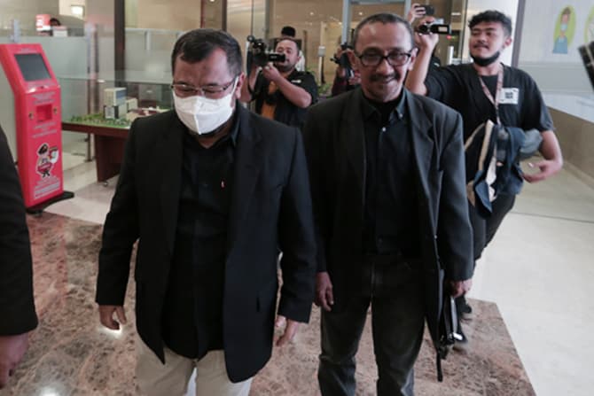 Mantan Presiden Aksi Cepat Tanggap (ACT) Ahyudin saat akan menjalani pemeriksaan di Bareskrim Mabes Polri, Jakarta, Senin (11/7/2022). Bareskrim Polri memeriksa Ahyudin terkait kasus dugaan penyelewengan dana umat dan temuan dugaan aliran dana ke kelompo - Image