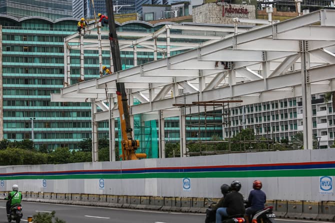 Pekerja menyelesaikan proyek revitalisasi Halte TransJakarta Bundaran Hotel Indonesia di Jakarta, Sabtu (16/7/2022). PT TransJakarta menutup sementara sembilan halte TransJakarta saat proses konstruksi revitalisasi halte yang akan berlangsung sekitar enam - Image