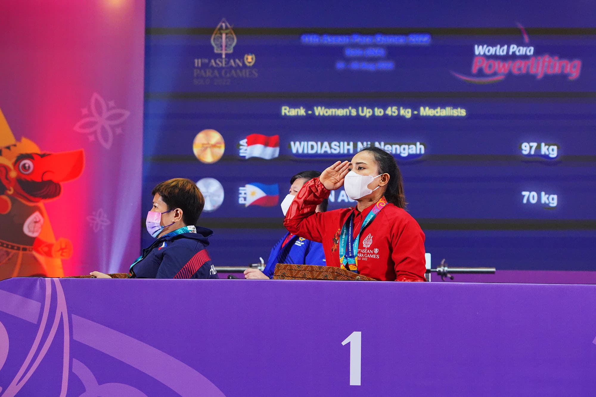 Lifter andalan Indonesia Widiasih Ni Nengah menyanyikan lagu kebangsan Indonesia Raya dii ASEAN Para Games (APG) 2022 di Hotel Solo Paragon, Senin (1/8/2022). Widiasih Ni Nengah berhasil menyabet dua medali emas di gelaran 11th ASEAN Para Games 2022 yang - Image
