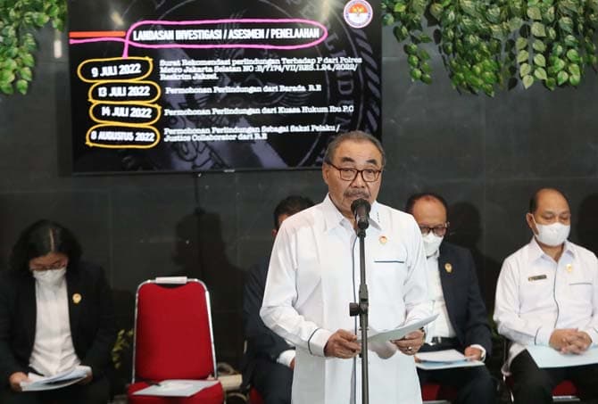 Ketua Lembaga Perlindungan Saksi dan Korban (LPSK) Hasto Atmo Suroyo memberikan keterangan terkait permohonan perlindungan Ibu PC dan Bharada E di Kantor LPSK Jakarta, Senin (15/8/2022). LPSK memutuskan menerima permohonan perlindungan Bharada E dan Menol - Image