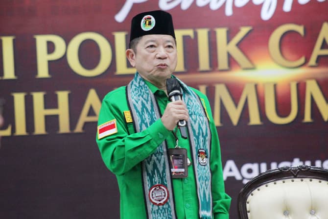 Ketua Umum DPP PPP Suharso Monoarfa bersama para kader saat pendaftaran Partai Politik Calon Peserta Pemilu tahun 2024 di Gedung KPU, Jakarta, Rabu (10/8/2022). Koalisi Indonesia Bersatu (KIB) yang terdiri dari Partai Golkar, PAN dan PPP telah resmi menda - Image