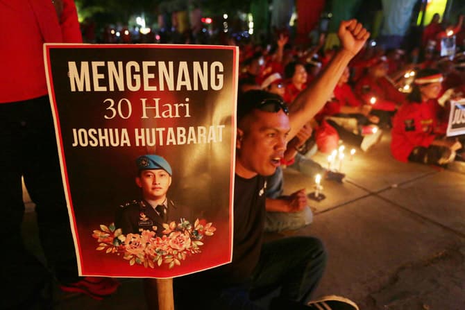 Sejumlah amassa melakukan aksi menyalakan lilin untuk mengenang 30 hari wafatnya Brigadir Yosua Hutabarat (Brigadir J) di Taman Ismail Marzuki, Jakarta, Senin (8/8/2022). Dalam aksinya mereka menuntut keadilan pada kematian Brigadir J dan mendukung Polri - Image
