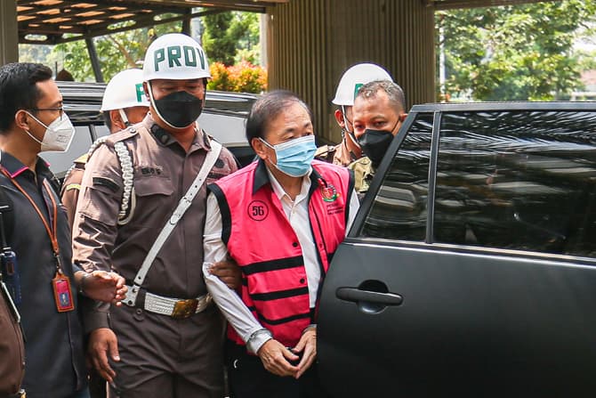 Tersangka kasus dugaan korupsi Surya Darmadi di Gedung Kejaksaan Agung, Jakarta, Kamis (18/8/2022). Surya Darmadi tiba untuk menjalanin pemeriksaan perdana kasus dugaan korupsi, pencucian uang, dan penguasaan lahan sawit yang merugikan negara Rp 78 triliu - Image