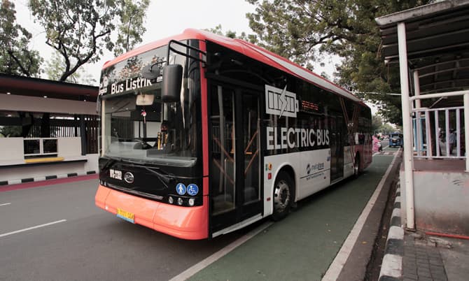 Bus Listrik Transjakarta saat membawa penumpang di halte Balai Kota, Jakarta, Rabu (21/9/2022). Pemprov DKI Jakarta melalui PT Transjakarta menambah lebih dari 100 bus listrik Transjakarta pada 2023 yang antara lain untuk mendukung pelaksaan Program Langi - Image