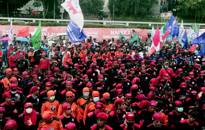 Ratusan buruh dari berbagai aliansi melakukan aksi demo menolak kenaikan harga BBM di depan Gedung DPR RI, Jakarta, Selasa (6/9/2022). Dalam aksinya mereka menuntut 3 tuntutan, yaitu menolak kenaikan harga BBM, menolak omnibus law UU Cipta Kerja, dan ken - Image