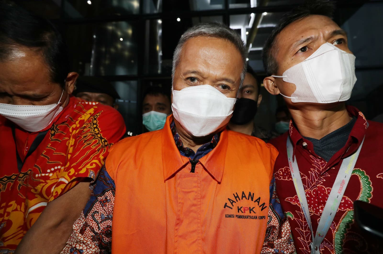 Hakim Agung Mahkamah Agung (MA) Sudrajad Dimyati (kedua kanan) berjalan dengan mengenakan rompi tahanan seusai diperiksa di Gedung Merah Putih, KPK, Jakarta, Jumat (23/9/2022). Sudrajad Dimyati ditahan KPK usai menjalani pemeriksaan dan ditetapkan sebagai - Image