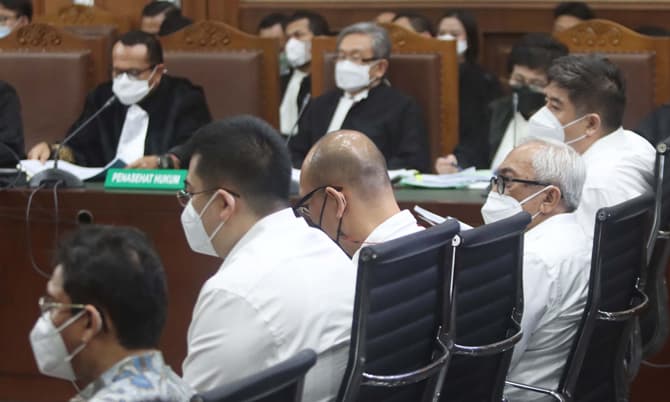 Sidang perdana kasus dugaan korupsi terkait izin ekspor crude palm oil (CPO) dan produk turunannya termasuk minyak goreng digelar hari ini, Rabu, (31/8/2022).Lima terdakwa dalam kasus tersebut menghadiri persidangan secara langsung. Lima terdakwa itu yakn - Image