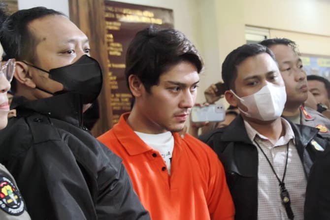 Polisi menampilkan artis Rizky Billar berbaju tahanan ke publik saat konferensi pers di Mapolres Jakarta Selatan, Kamis (12/10/2022). Rizky Billar ditahan usai ditetapkan sebagai tersangka kasus kekerasan dalam rumah tangga (KDRT) terhadap istrinya, Lesti - Image