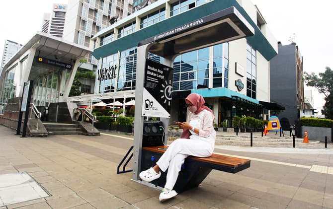 Warga saat mengisi ulang daya handphone pada Solar Charging Station di kawasan Transit Oriented Development (TOD) Dukuh Atas, Jakarta, Rabu (9/11/2022). PT MRT Jakarta menghadirkan tiga Solar Charging Station atau Stasiun Pengisian Bertenaga Surya di kawa - Image