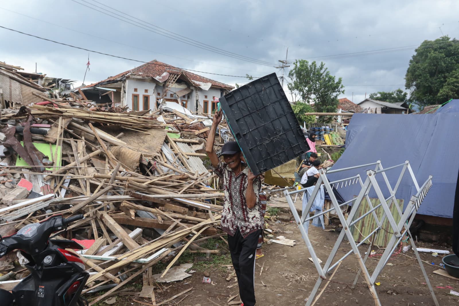 Warga menyelamatkan barang yang tersisa akibat gempa di Desa Benjot, Cugenang, Cianjur, Jawa Barat, Jumat (25/11/2022). Kepala Badan Meteorologi, Klimatologi dan Geofisika (BMKG) Dwikorita Karnawati mengatakan konstruksi rumah menjadi faktor utama penyeba - Image