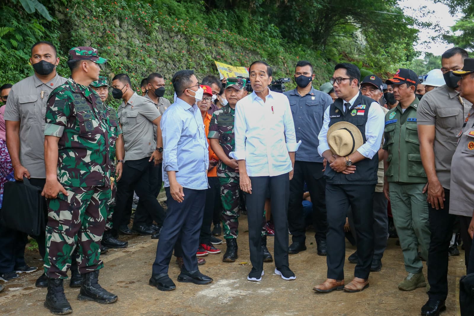 Presiden Joko Widodo saat meninjau lokasi longsor akibat gempa di Jalan Raya Puncak-Cianjur, Cugenang, Kabupaten Cianjur, Jawa Barat, Selasa (22/11/2022). Presiden Joko Widodo memerintahkan jajarannya untuk memprioritaskan evakuasi korban musibah gempa - Image