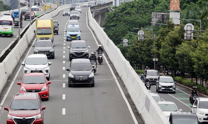 Sejumlah sepeda motor menerobos larangan melintas di Jalan Layang Non Tol (JLNT) Kampung Melayu - Tanah Abang, Jakarta, Kamis (17/11/2022). JLNT tidak diperuntukan untuk sepeda motor. Namun pengendara sepeda motor tetap nekat melintasi jalan layang terse - Image