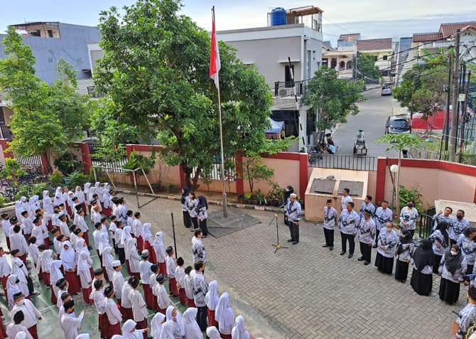Siswa-siswi bersama guru memberikan hormat saat kenaikan bendera merah putih dalam rangka Upacara Peringatan Hari Guru Nasional tahun 2022 di SDN Kapuk 02 Pagi, Kapuk, Cengkareng, Jakarta Barat, Jumat (25/11/2022). Dalam upacara peringatan Hari Guru Nasi - Image