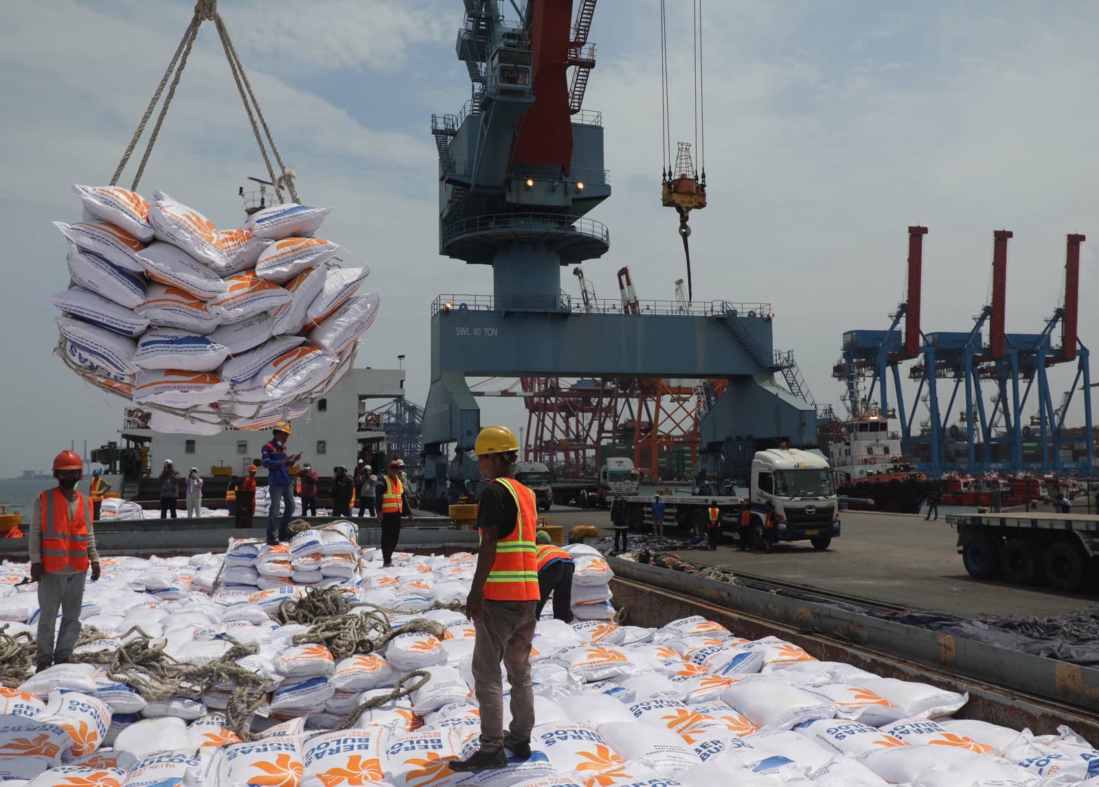 Pekerja menurunkan beras impor asal Vietnam milik Perum Bulog di Pelabuhan Tanjung Priok, Jakarta, Jumat (16/12/2022). Perum Bulog mengimpor 5.000 ton beras asal Vietnam yang dialokasikan untuk pemenuhan stok cadangan beras pemerintah (CBP) yang dilakukan - Image