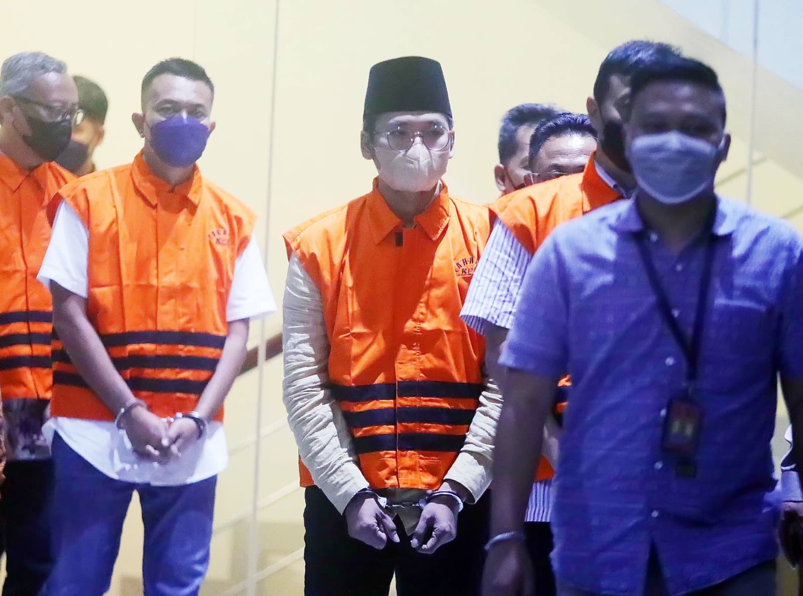 Bupati Bangkalan Abdul Latif Amin Imron mengenakan rompi tahanan dan di tahan oleh KPK di Gedung Merah Putih KPK, Jakarta, Rabu (7/12/2022). KPK menangkap Bupati Bangkalan Abdul Latif Amin Imron yang merupakan tersangka kasus dugaan suap lelang jabatan di - Image