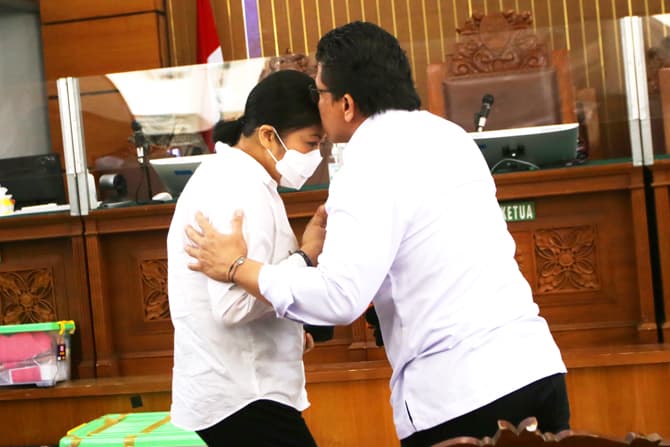 Terdakwa kasus pembunuhan Brigadir Yosua Hutabarat, Ferdy Sambo bersama dengan istrinya Putri Candrawathi saat mengikuti sidang lanjutan di PN Jakarta Selatan, Jakarta, Selasa (13/12/2022). Sidang tersebut beragendakan mendengarkan kesaksian tiga orang - Image