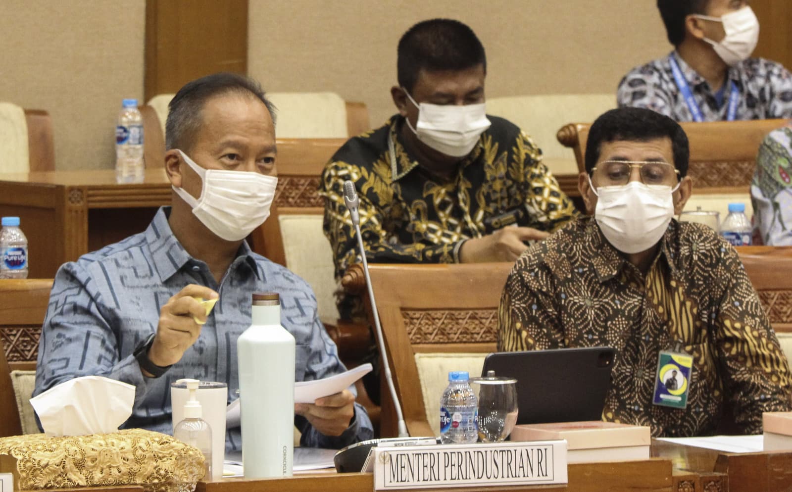 Menteri Perindustrian Agus Gumiwang Kartasasmita (kiri) mengikuti rapat kerja dengan Komisi VII DPR di Kompleks Parlemen Senayan, Jakarta, Rabu (7/12/2022). Raker tersebut membahas realisasi anggaran Kementerian Perindustrian triwulan III tahun anggaran 2 - Image