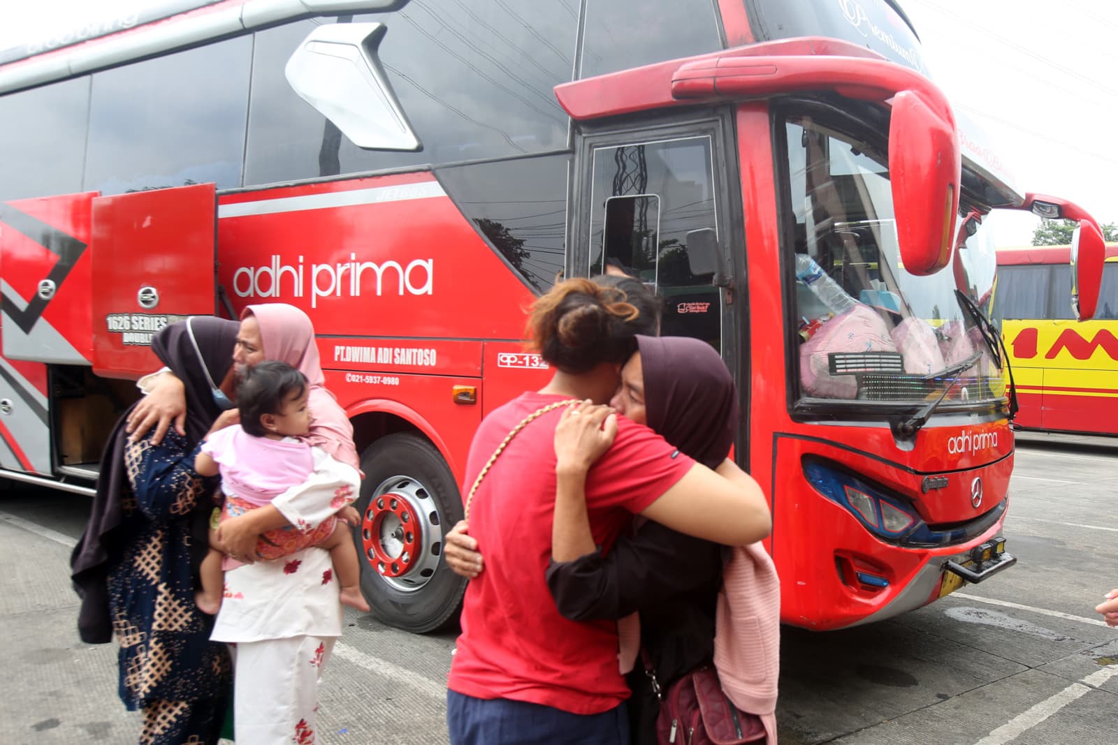 Suasana Terminal bus antarkota antar provinsi (AKAP) Kampung Rambutan, Jakarta, Kamis (22/12/2022). Jelang libur Natal dan Tahun Baru, penumpang bus AKAP di terminal Kampung Rambutan tercatat mengalami peningkatan hingga 50 persen dibandingkan hari biasan - Image